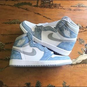 Jordan 1 high OG “hyper royal”